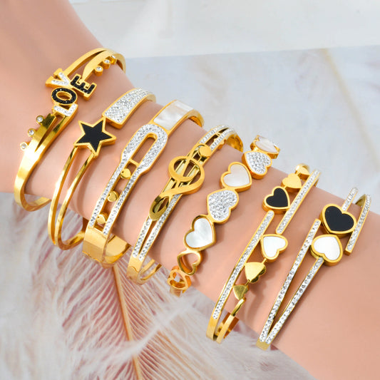 CHARMOMENT Hand Bracelet